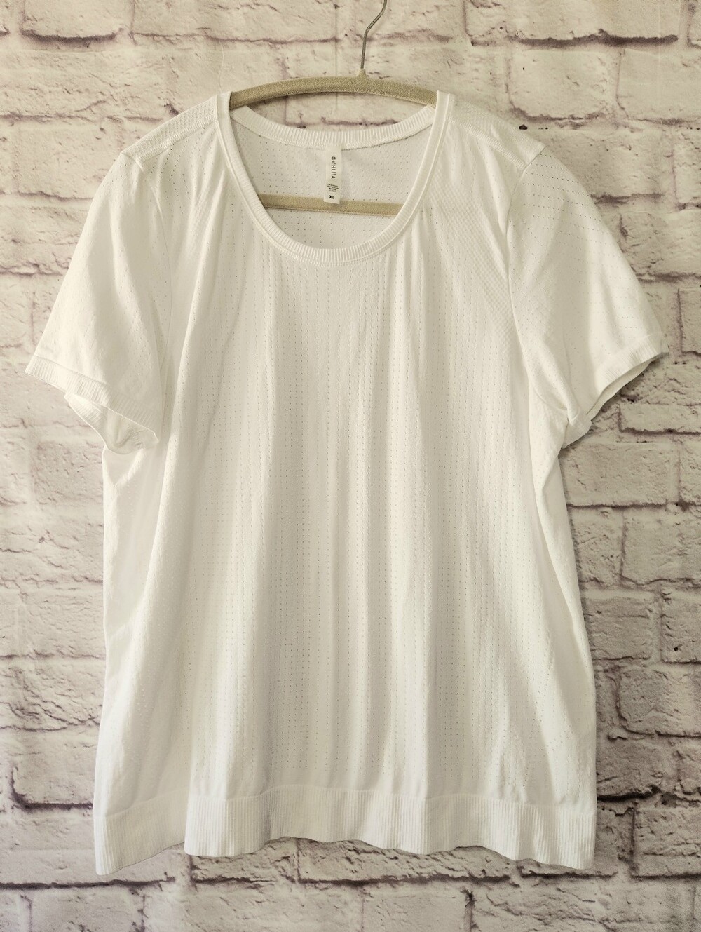 Athleta In Motion Seamless Tee in bright white Women XL workout Yoga Running Gym
